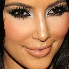 Jak wykonać makijaż w stylu Kim Kardashian – proste kroki i najlepsze produkty