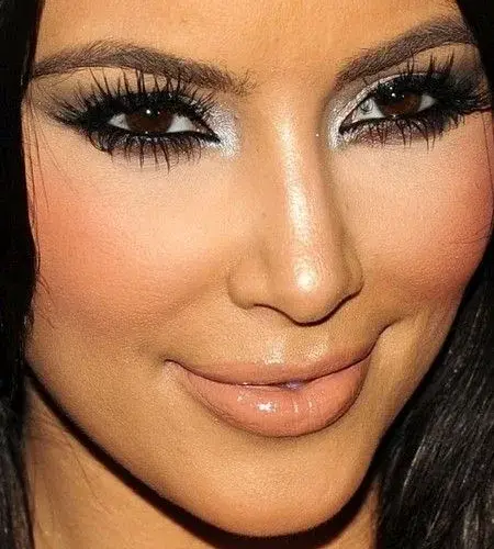 Jak wykonać makijaż w stylu Kim Kardashian – proste kroki i najlepsze produkty