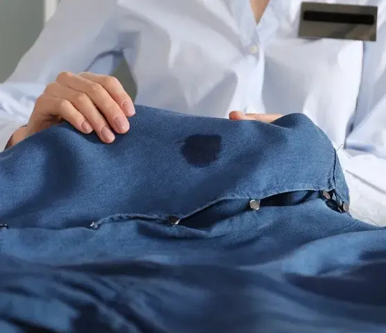 Jak skutecznie usunąć szminkę z ubrania bez uszkodzenia materiału