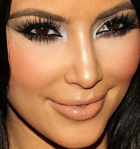 Jak wykonać makijaż w stylu Kim Kardashian – proste kroki i najlepsze produkty