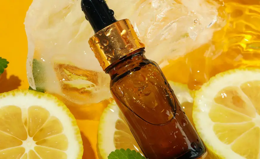 Czy codzienne stosowanie serum z witaminą C jest bezpieczne? Efekty i przeciwwskazania