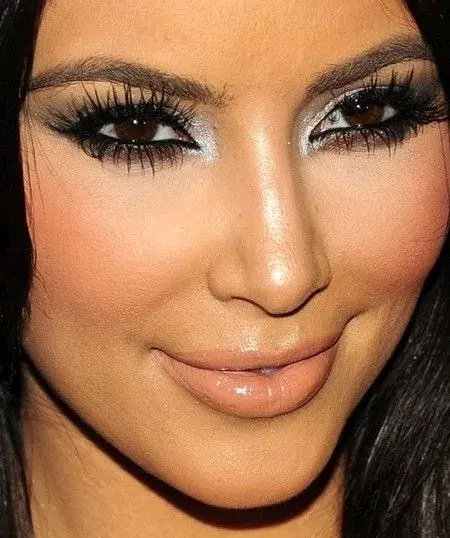 Jak wykonać makijaż w stylu Kim Kardashian – proste kroki i najlepsze produkty