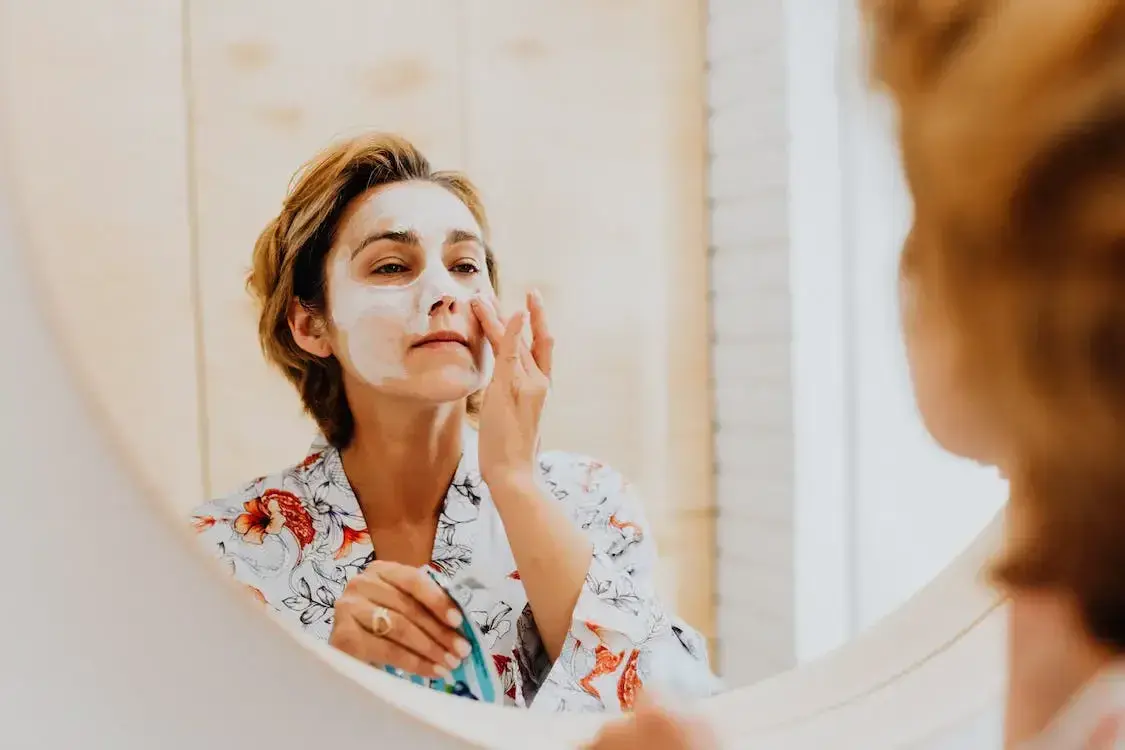Jak dobrać kosmetyki do pielęgnacji twarzy i uniknąć błędów niszczących skórę