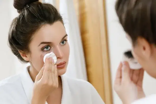 Zdjęcie Jak skutecznie zmyć makijaż oczu domowymi sposobami bez podrażnień