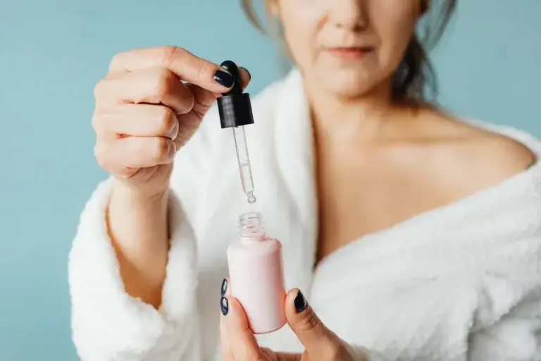 Zdjęcie Najlepsze serum do twarzy po 50 – jak wybrać i uniknąć błędów w pielęgnacji